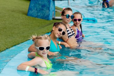Çocuk havuzunda yaz aylarında dinlenmek.