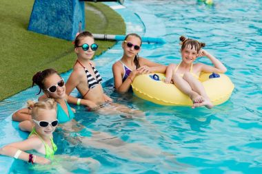 Çocuk havuzunda yaz aylarında dinlenmek.