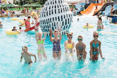 Çocuk havuzunda yaz aylarında dinlenmek.