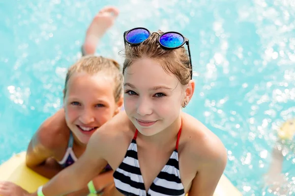 Kinder ruhen sich im Sommer im Pool aus — Stockfoto