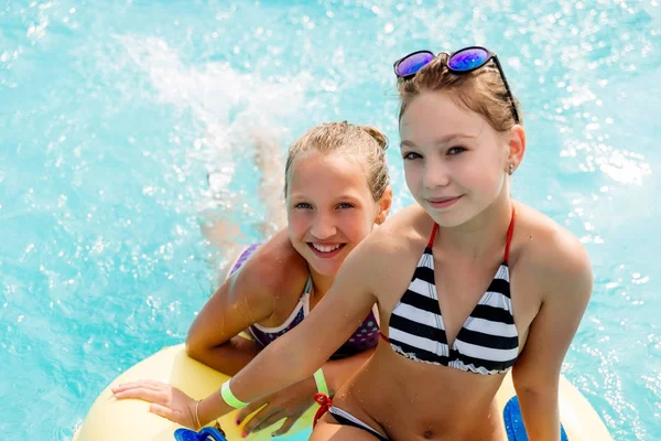 Kinder ruhen sich im Sommer im Pool aus — Stockfoto