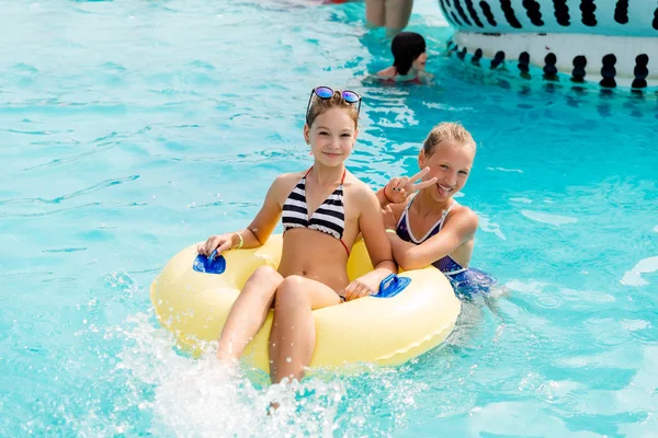 Çocuk havuzunda yaz aylarında dinlenmek.