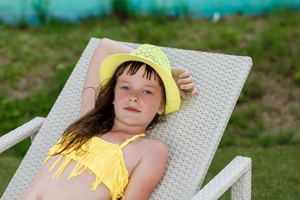 Junges Mädchen im Badeanzug auf einem Regal am Pool — Stockfoto