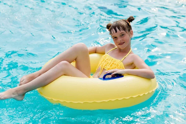 Genç bir kız bir şişme tur Havuzu