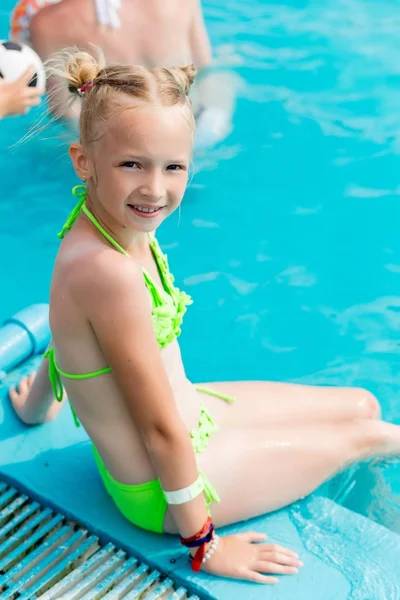 Schönes Mädchen im Badeanzug schwimmt im Pool — Stockfoto