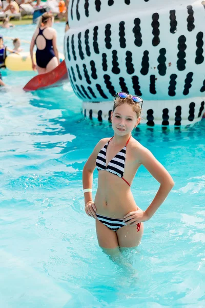 Schönes Mädchen im Badeanzug schwimmt im Pool — Stockfoto