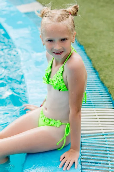 Schönes Mädchen im Badeanzug schwimmt im Pool — Stockfoto