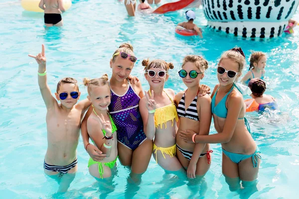 Çocuk havuzunda yaz aylarında dinlenmek.