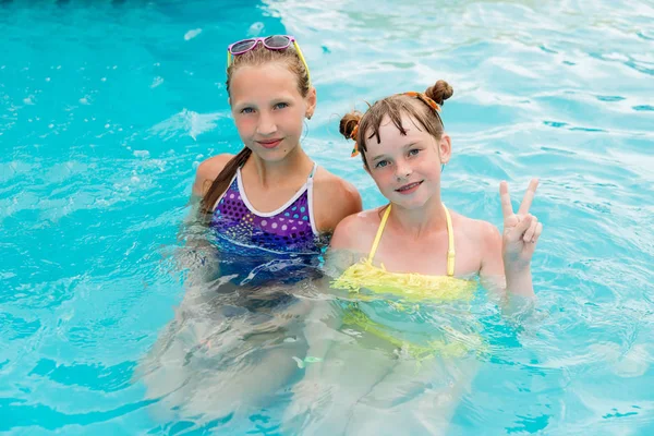 Niños descansan en la piscina en verano —  Fotos de Stock