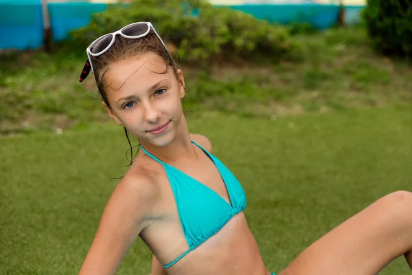 Piękna dziewczyna w stroju kąpielowym pływa w basenie — Zdjęcie stockowe