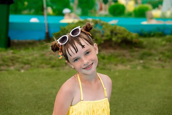 Menina bonita em um maiô nada na piscina — Fotografia de Stock