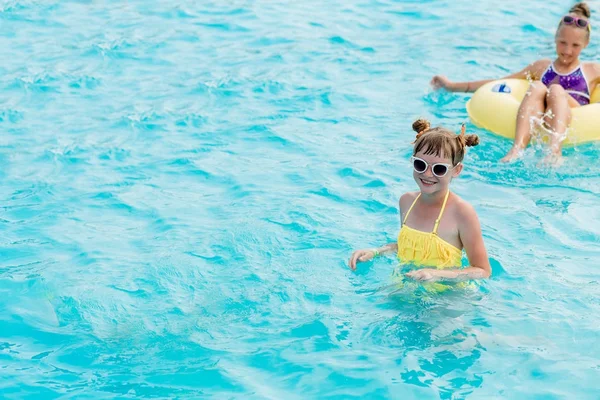 Çocuk havuzunda yaz aylarında dinlenmek.