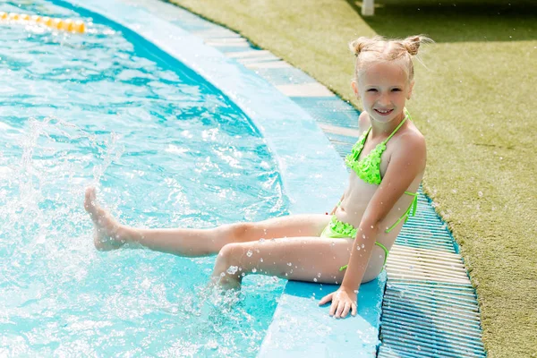 Schönes Mädchen im Badeanzug schwimmt im Pool — Stockfoto