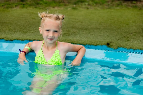 Bir mayo güzel kız havuzda yüzüyor