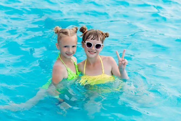 Kinder ruhen sich im Sommer im Pool aus — Stockfoto