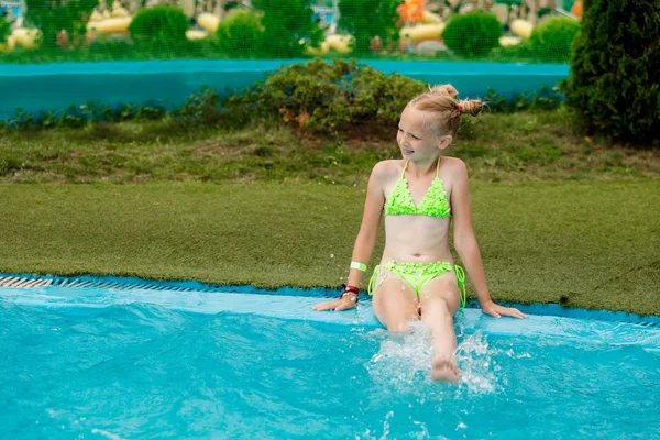 Schönes Mädchen im Badeanzug schwimmt im Pool — Stockfoto