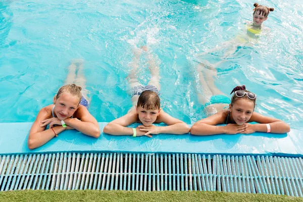 Les enfants se reposent dans la piscine en été — Photo