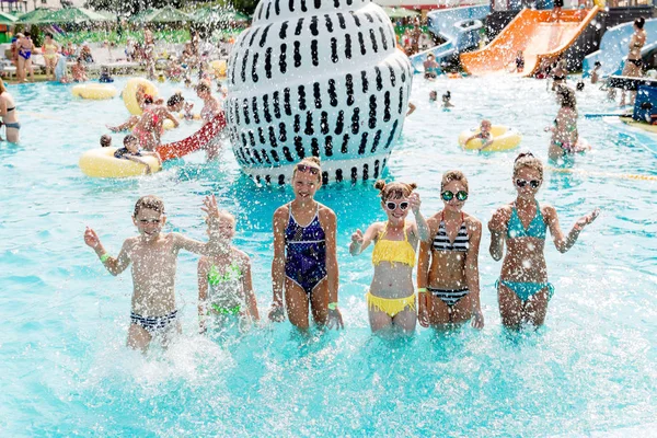 Niños descansan en la piscina en verano — Foto de Stock