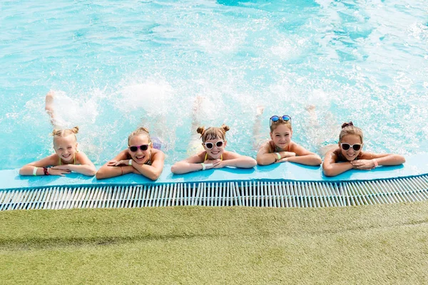 Kinder ruhen sich im Sommer im Pool aus — Stockfoto