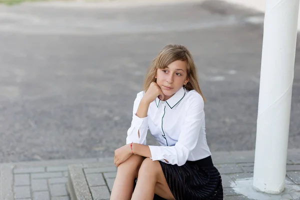 Portret van een mooi meisje in een schooluniform vóór klasse op — Stockfoto