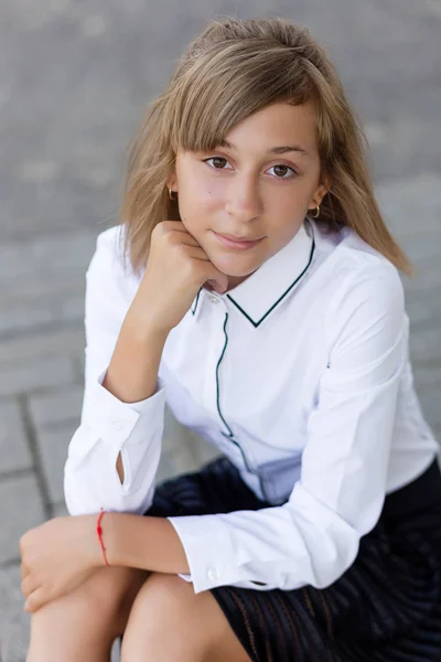 Πορτρέτο του ένα όμορφο κορίτσι σε ένα ενιαίο σχολείο πριν το μάθημα στο — Φωτογραφία Αρχείου