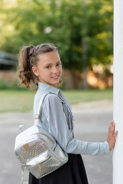 Okul üniforma sc, bir sırt çantası ile güzel kız öğrenci