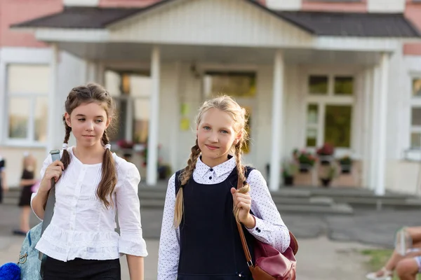 Skupina školačky s batohy jdou do školy — Stock fotografie