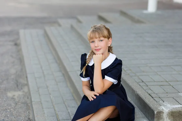 Portret pięknej dziewczyny w szkolny mundurek przed klasy o — Zdjęcie stockowe
