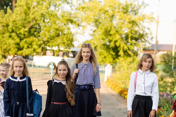 Bir grup okul sırt çantaları ile okula git