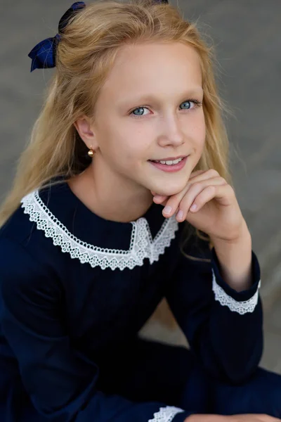 Portréja egy gyönyörű lány, mielőtt osztály: iskolai egyenruhát — Stock Fotó