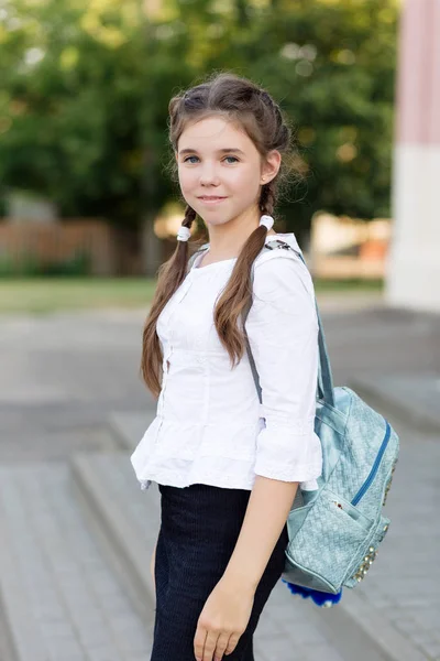 Belle écolière en uniforme scolaire avec un sac à dos à la sc — Photo