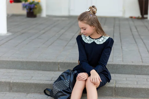 Okul üniforma sc, bir sırt çantası ile güzel kız öğrenci