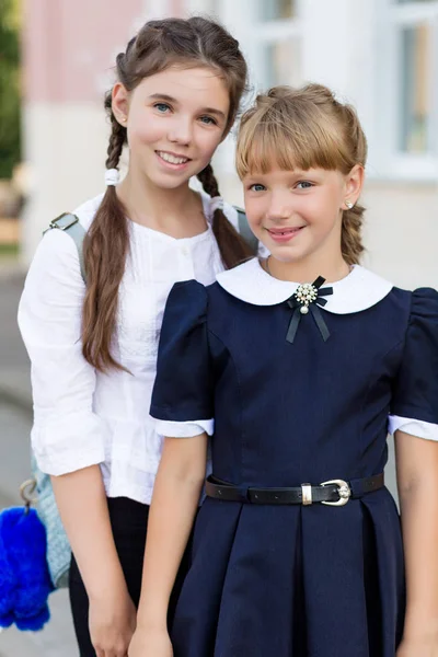 Okula yakın bir ara okul üniforma kalan kız öğrenciler