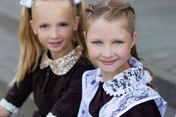 Okula yakın bir ara okul üniforma kalan kız öğrenciler