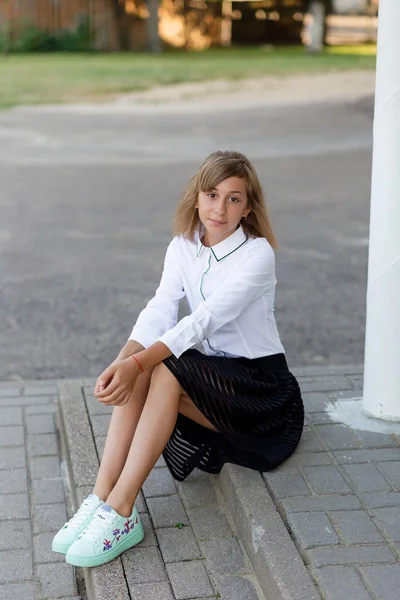 Retrato de una hermosa chica en un uniforme escolar antes de la clase en — Foto de Stock