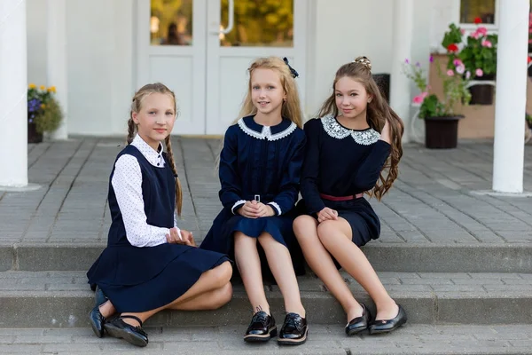 Okula yakın bir ara okul üniforma kalan kız öğrenciler — Stok fotoğraf
