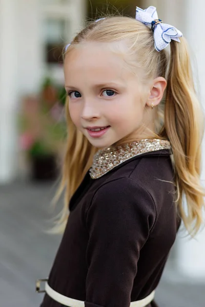 Portrait d'une belle fille en uniforme scolaire avant la classe à — Photo