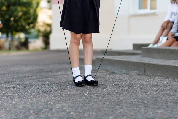 Kız öğrenciler okulun önünde bir değişiklik bir ip atlama