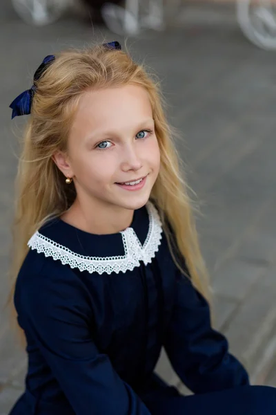 Portrait d'une belle fille en uniforme scolaire avant la classe à — Photo