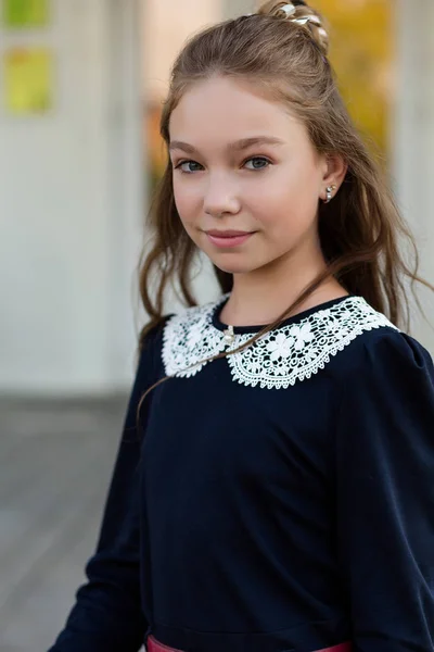 Portréja egy gyönyörű lány, mielőtt osztály: iskolai egyenruhát — Stock Fotó