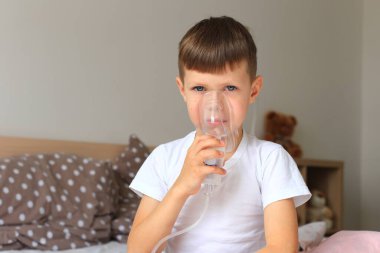 Astım spreyi olan bir çocuk. Çocuk hastalandı.