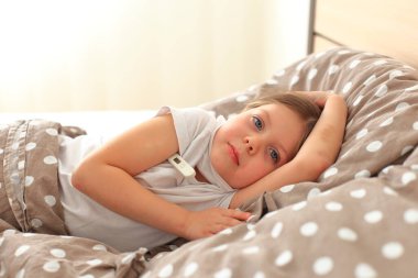 Küçük kız evde karantinada..