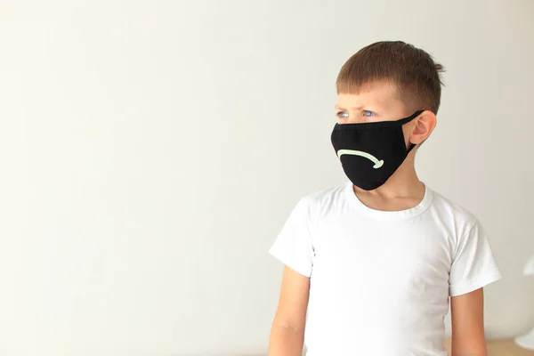 Garçon met un masque respiratoire de quarantaine à la maison — Photo