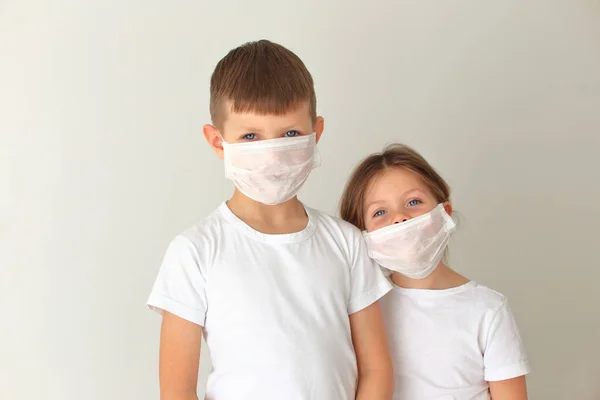 Παιδιά με αναπνευστική μάσκα κάθονται σε καραντίνα στο σπίτι. — Φωτογραφία Αρχείου