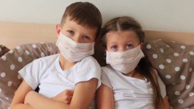 Solunum maskeli çocuklar evlerinde karantinada oturuyorlar.