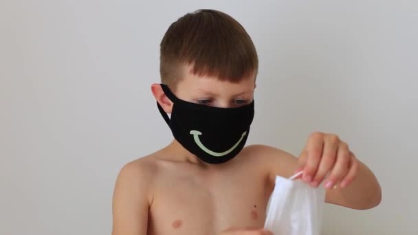 Chlapec si doma nasadí karanténní dýchací masku — Stock video