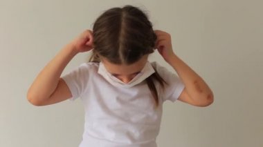 Solunum maskeli bir kız evde karantinada oturuyor..