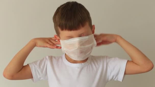 Garçon met un masque respiratoire de quarantaine à la maison — Video