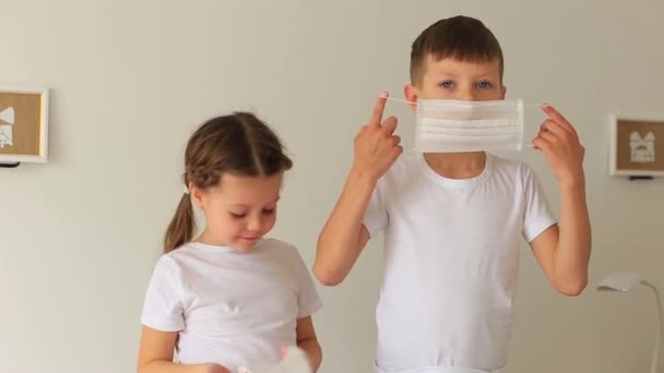 Kinder mit Atemmaske sitzen zu Hause in Quarantäne — Stockvideo