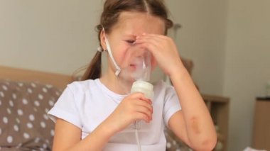 Küçük kız evde karantinada..